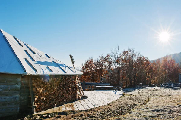 Maison de thé avec du bois récolté sur les montagnes avec sumlight au gel — Photo