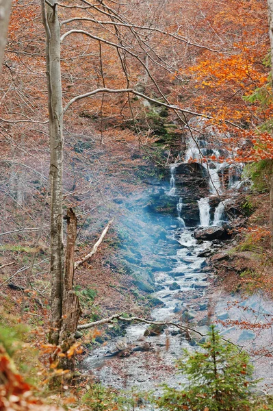 Waterfall Borzhava with smoke from fire under the mountain villa — Stock Photo, Image