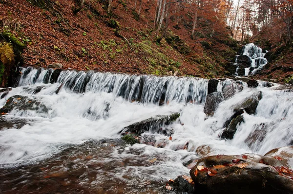 博尔扎瓦河，喀尔巴阡谅解备忘录 》 的 Pylypets 村上瀑布 Shypit — 图库照片
