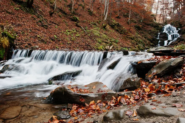 Shypit Cascada en Borzhava, Pylypets pueblo en Carpathian mou — Foto de Stock