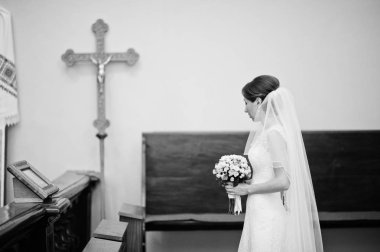 Gelin buketi elinde ile kilise arka plan J üzerinde kal