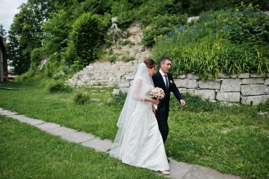 Evlilik çift yolda el ele tutuşarak açık yürüyüş