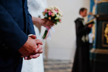 Kilisede düğün töreninde damadın elleri