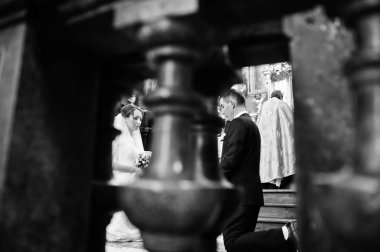 Düğün diz çökmüş çift ve düğün töreni b kilisede dua