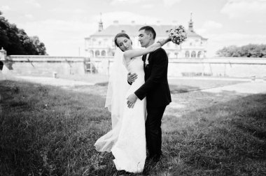 Düğün çift artalanları vintage kalede güneşli bir gün