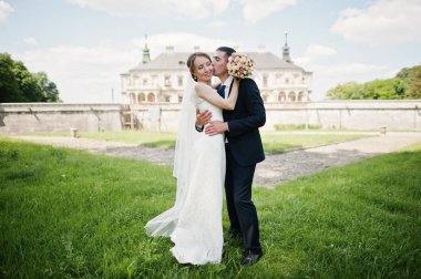 Düğün çift artalanları vintage kalede güneşli bir gün