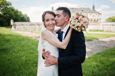 Düğün çift artalanları vintage kalede güneşli bir gün