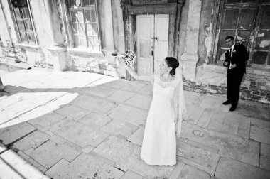 Eski duvar kale, güneşli da düğün çift arka plan