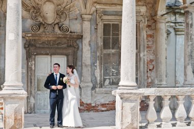 Eski duvar kale, güneşli da düğün çift arka plan