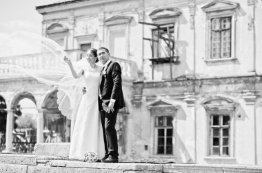 Eski duvar kale, güneşli da düğün çift arka plan