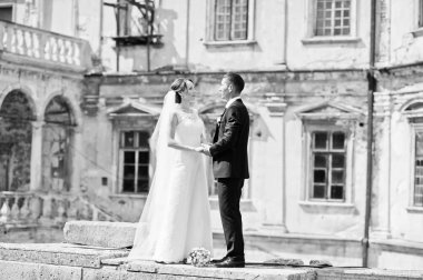 Eski duvar kale, güneşli da düğün çift arka plan