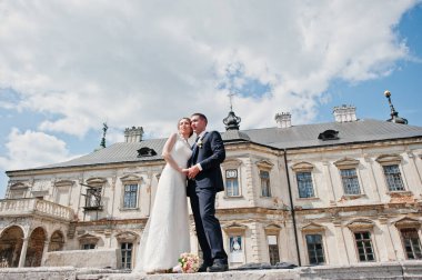 Düğün çift arka plan eski vintage kalede güneşli bir gün agains