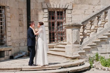 Merdiven yakınındaki düğün birkaç eski vintage kale