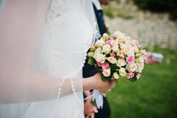 Feche o buquê de casamento de pequenas rosas à mão da noiva — Fotografia de Stock