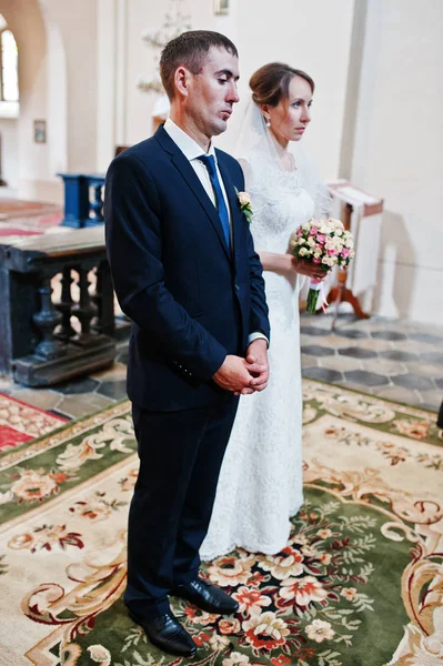 Mains de marié à la cérémonie de mariage à l'église — Photo