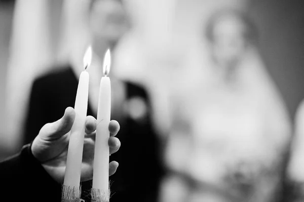 Dos velas a mano de la pareja de boda de fondo sacerdote . —  Fotos de Stock