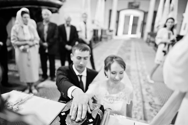 Svatební pár rukou na evangelium na přísahu navzájem — Stock fotografie