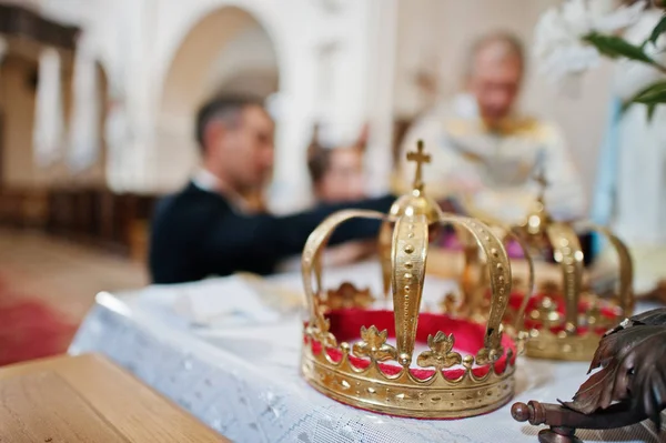 Hochzeitskronen in der Kirche Hintergrund frisch Vermählte und Priester — Stockfoto