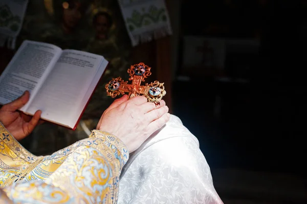 Hand of priest with cross on had of bride in bless — Stock Photo, Image