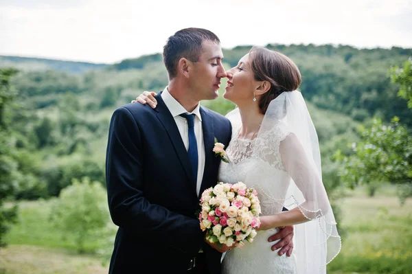 Primer plano retrato de besos boda pareja fondo hermoso —  Fotos de Stock