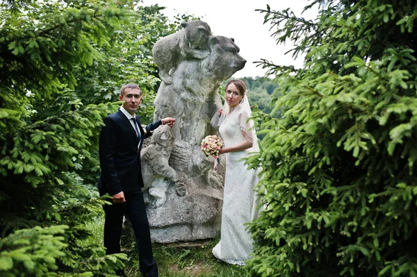 Matrimonio coppia sfondo pietra monumento di orsi vicino abete rosso tr — Foto Stock