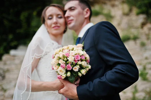結婚式のカップルの肖像画を閉じます。結婚式の花束に焦点を当てる — ストック写真