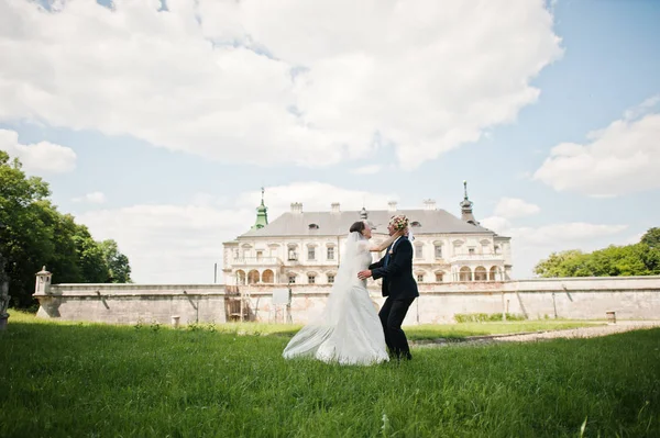 Svatební pár pozadí vintage hrad na slunečný den — Stock fotografie