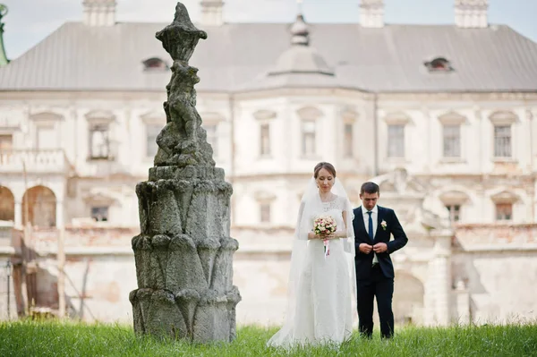 Svatební pár poblíž kamenný památník pozadí staré vintage castle — Stock fotografie