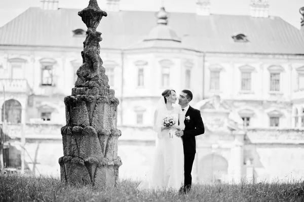 Hochzeitspaar in der Nähe Steindenkmal Hintergrund alte Vintage-Burg — Stockfoto