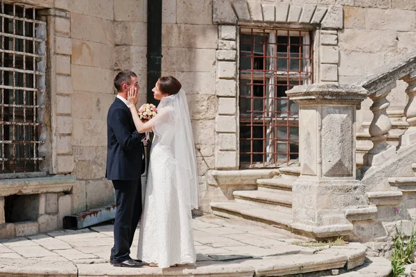 Couple de mariage près des escaliers du vieux château vintage — Photo