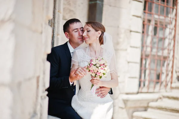 Wedding couple near stairs of old vintage castle — Stock Photo, Image
