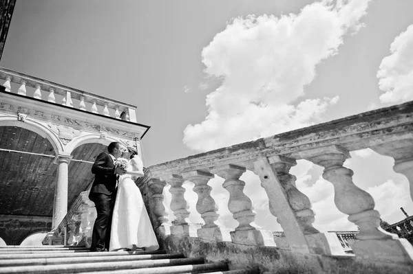 Matrimonio coppia vicino alle scale del vecchio castello d'epoca — Foto Stock