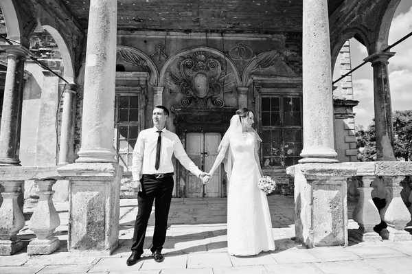 Svatební pár na pozadí staré vintage zdi hradu na slunné da — Stock fotografie