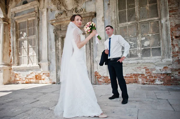 Casamento casal fundo velho vintage parede do castelo em ensolarado da — Fotografia de Stock