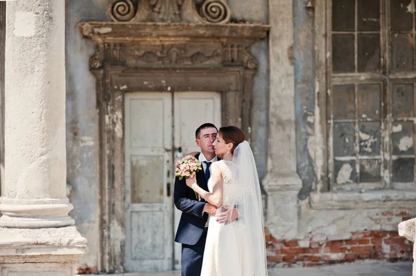 Casamento casal fundo velho vintage parede do castelo em ensolarado da — Fotografia de Stock