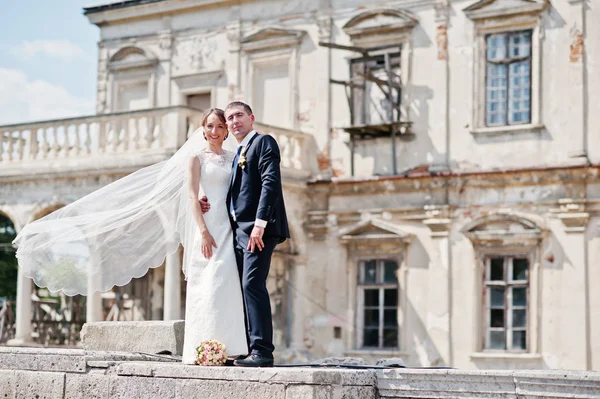 Mariage couple arrière-plan vieux mur vintage du château à Sunny da — Photo