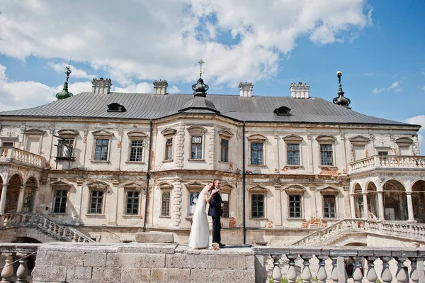 Svatební pár na pozadí staré vintage hrad na slunečný den před — Stock fotografie