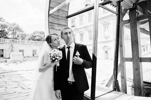 Matrimonio coppia nel cortile del vecchio castello — Foto Stock