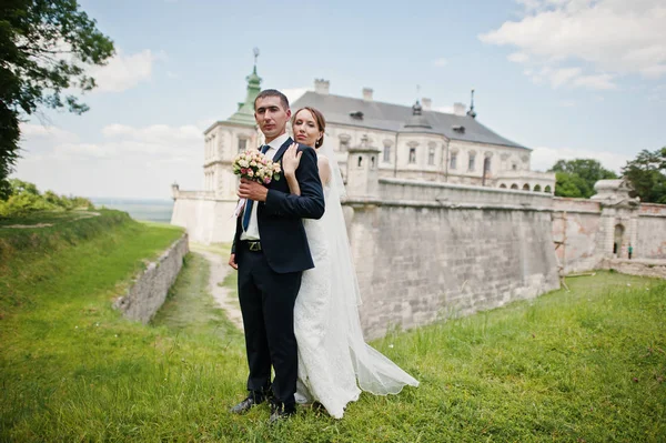 Wedding couple background old vintage castle. Happy newlyweds at — Stock Photo, Image