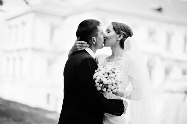 Couple de mariage arrière-plan vieux château vintage. Heureux jeunes mariés à — Photo