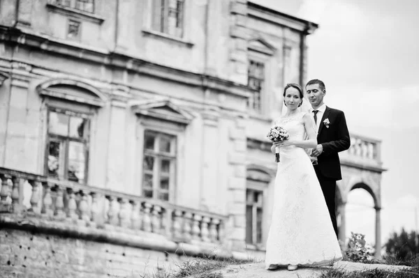 Γαμήλιο ζεύγος στο παρασκήνιο παλιά vintage κάστρο. Ευτυχισμένος νεόνυμφους στο — Φωτογραφία Αρχείου