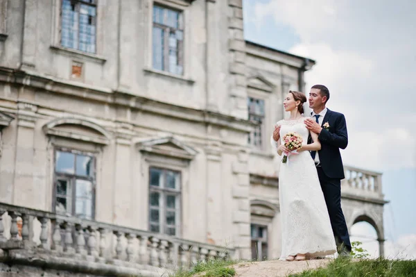 Para ślub w tle starego rocznika zamku. Szczęśliwi Nowożeńcy w — Zdjęcie stockowe