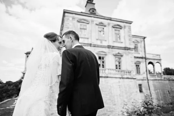 Matrimonio coppia sfondo vecchio castello d'epoca. Buon sposi a — Foto Stock