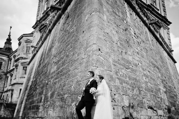 Hochzeitspaar Hintergrund alten Vintage-Schloss. glückliches Brautpaar bei — Stockfoto