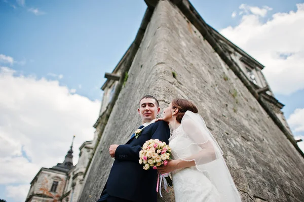 Γαμήλιο ζεύγος στο παρασκήνιο παλιά vintage κάστρο. Ευτυχισμένος νεόνυμφους στο — Φωτογραφία Αρχείου