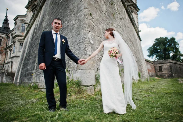 Svatební pár na pozadí staré vintage hrad. Šťastní novomanželé na — Stock fotografie