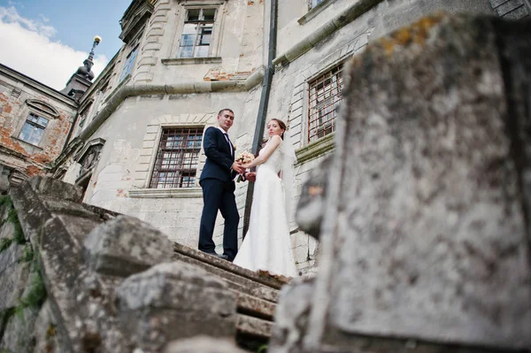 Svatební pár na pozadí staré vintage hrad. Šťastní novomanželé na — Stock fotografie