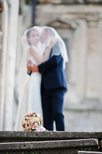 Couple de mariage arrière-plan vieux château vintage. Heureux jeunes mariés à — Photo