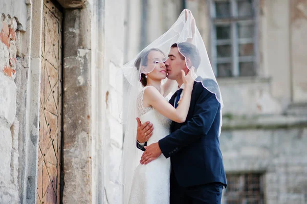 Casamento casal fundo velho castelo vintage. Feliz recém-casados em — Fotografia de Stock