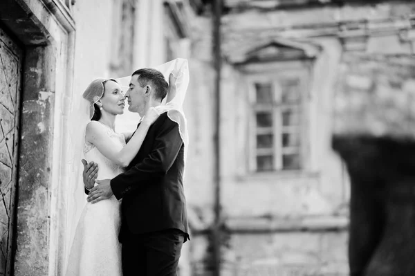 結婚式のカップルは、古いヴィンテージ城を背景します。幸せな新婚夫婦 — ストック写真